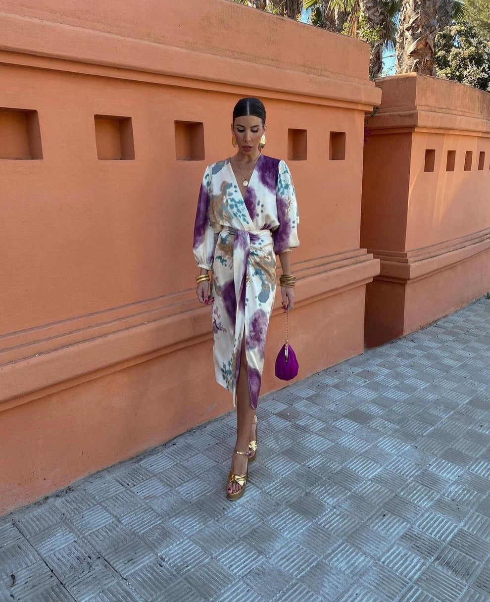 Goizane - Елегантна рокля с V-образно деколте и флорални мотиви